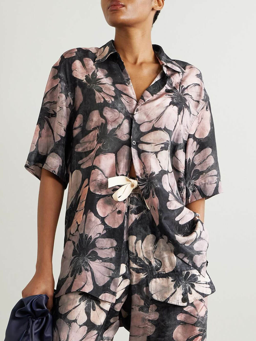 Chemise ample boutonnée en satin à imprimé floral unique