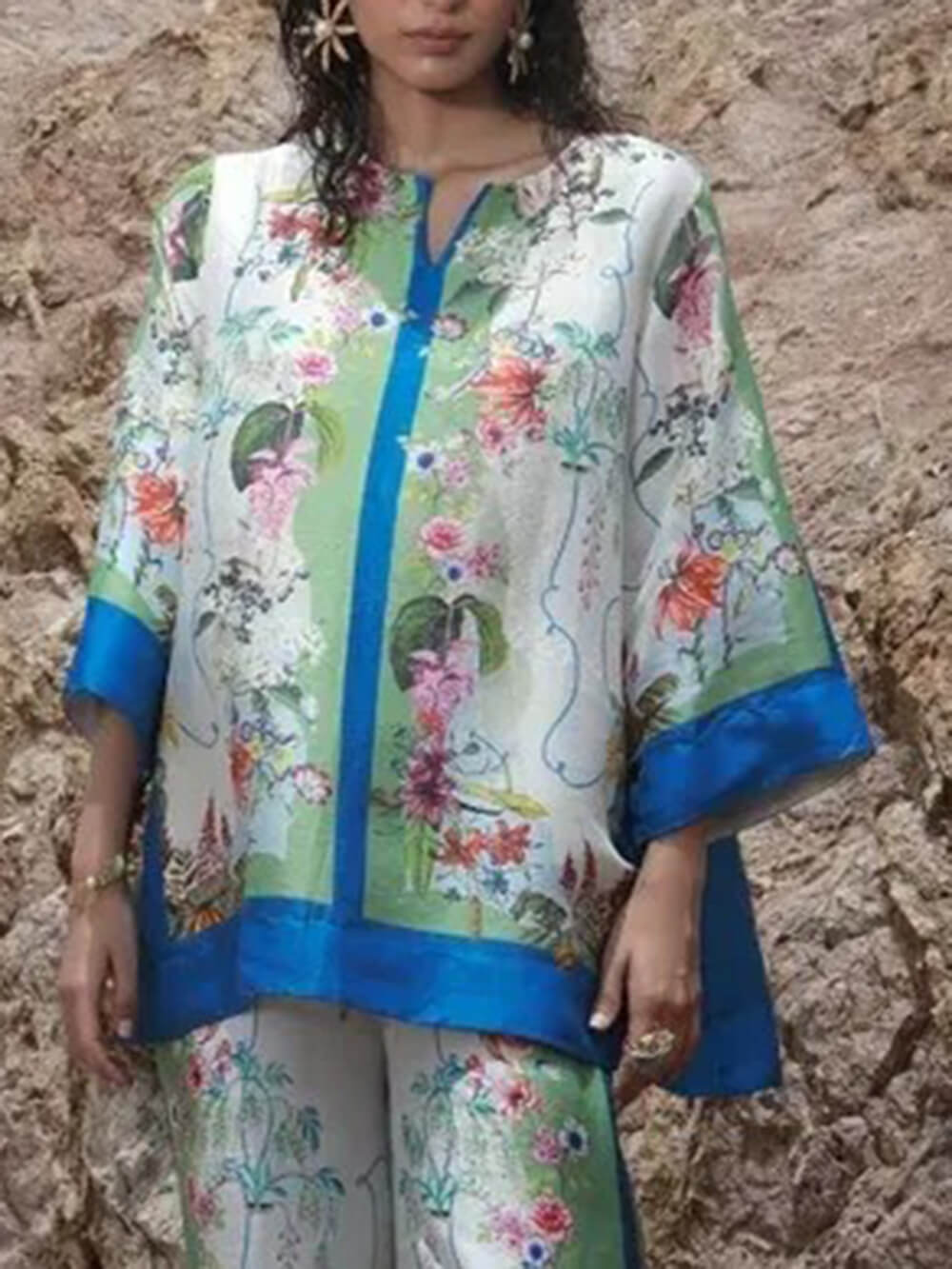 Moderne Satinhose mit weitem Bein und Blumen-Patchwork