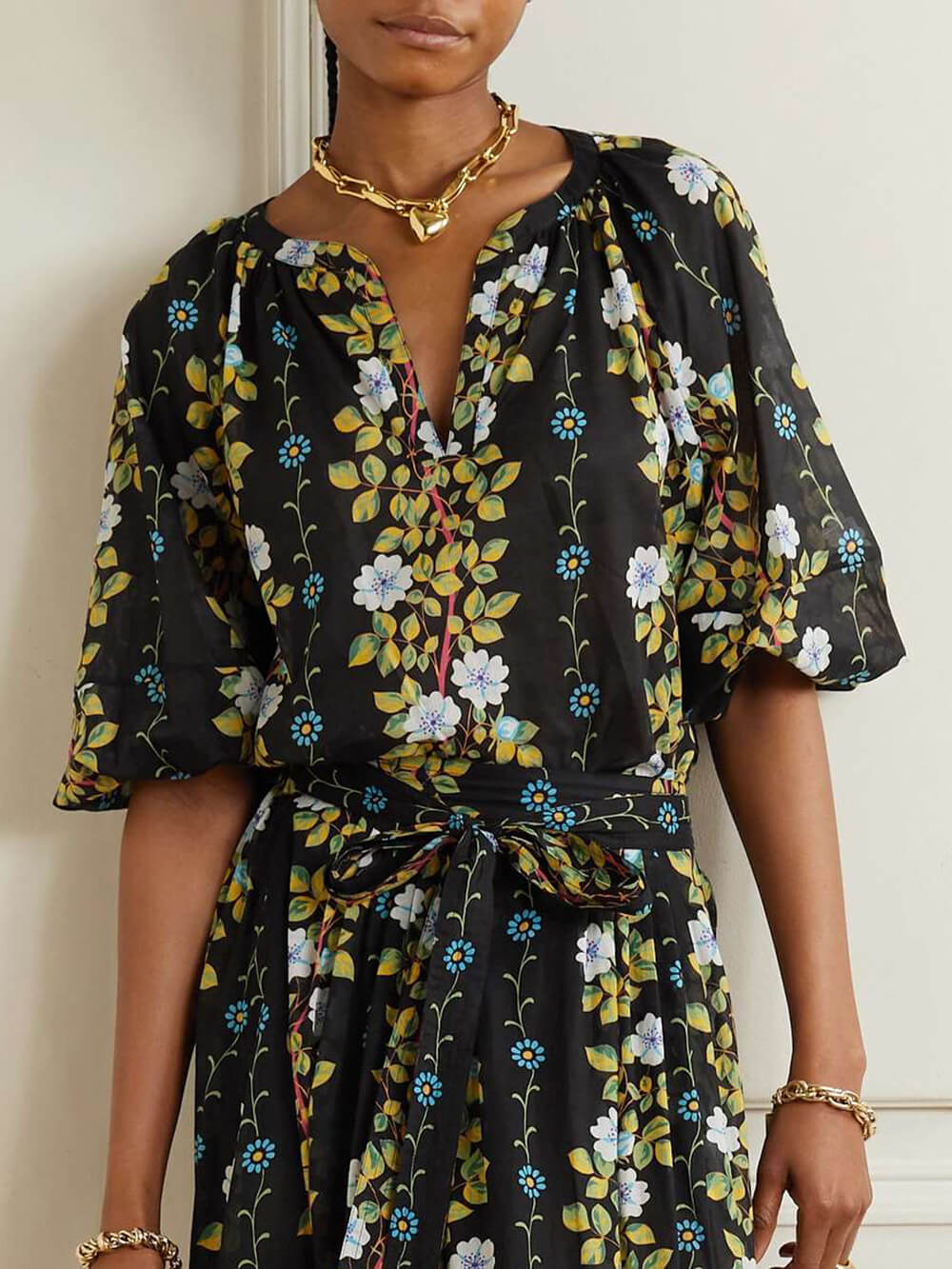 Elegante Chiffonbluse mit gewelltem Blumendruck und Laternenärmeln