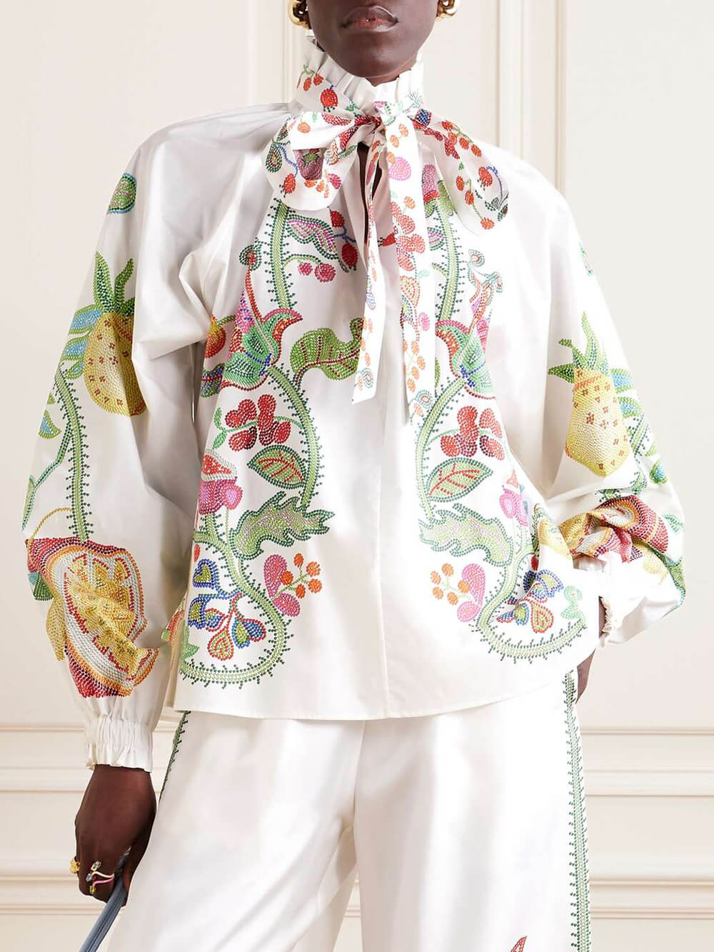 Chemisier ample à volants en satin fleuri et col papillon unique