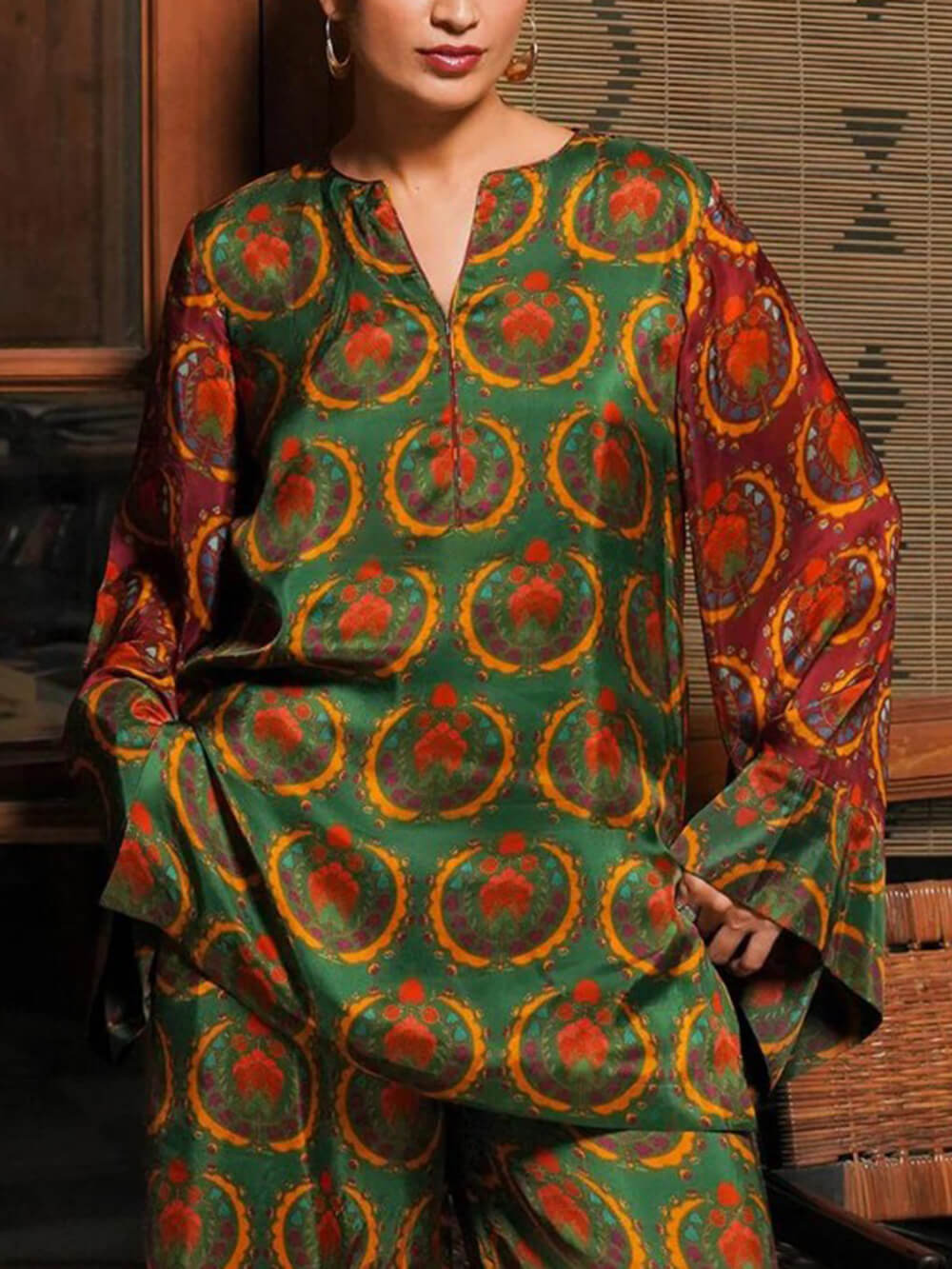 Chemise ample unique en satin à imprimé ethnique audacieux