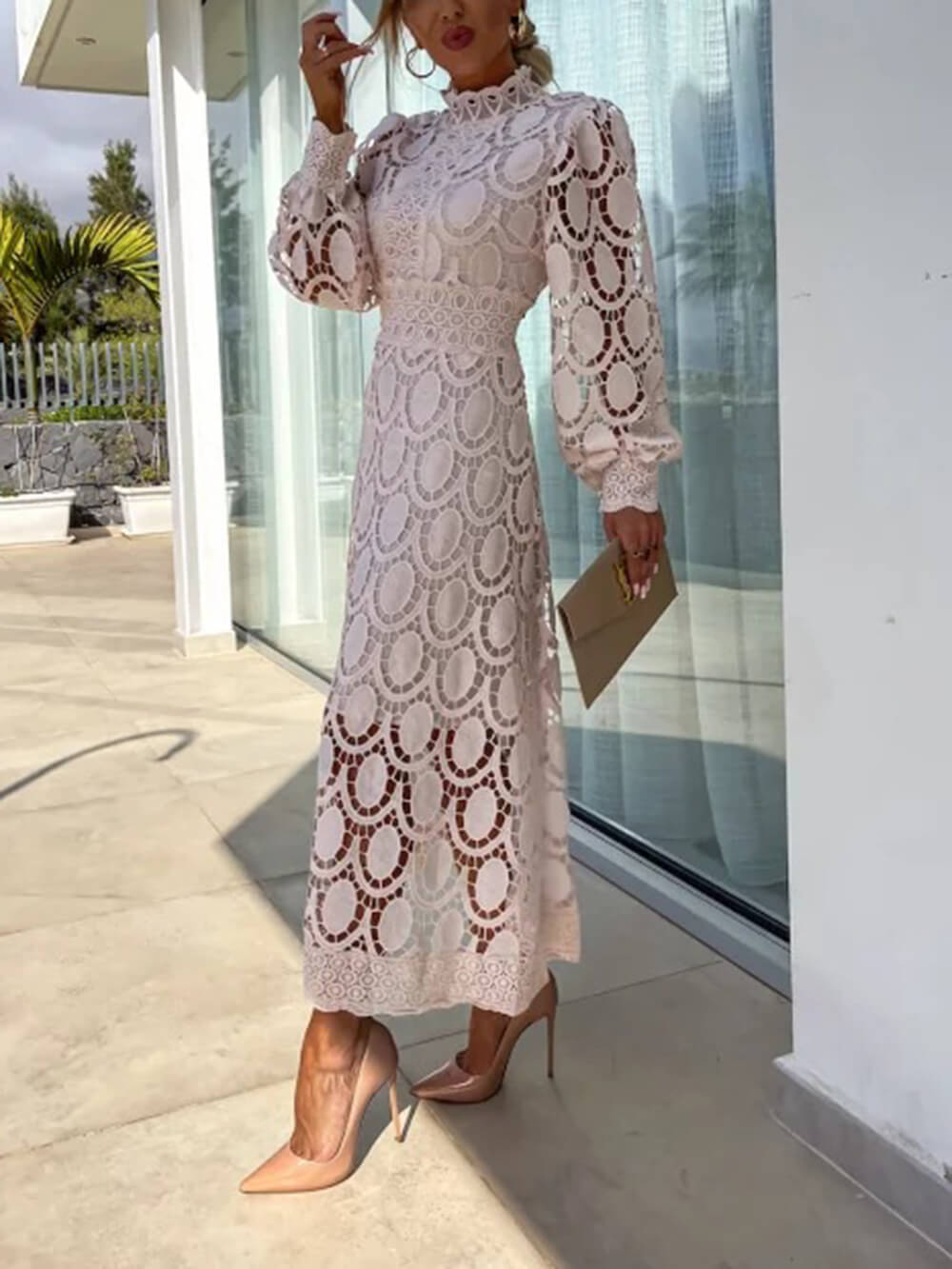 Robe mi-longue en dentelle française à col montant et manches bouffantes cintrée à la taille