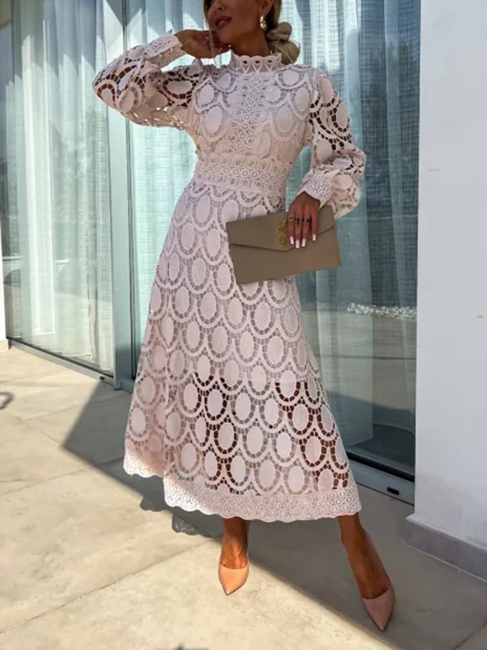 Robe mi-longue en dentelle française à col montant et manches bouffantes cintrée à la taille