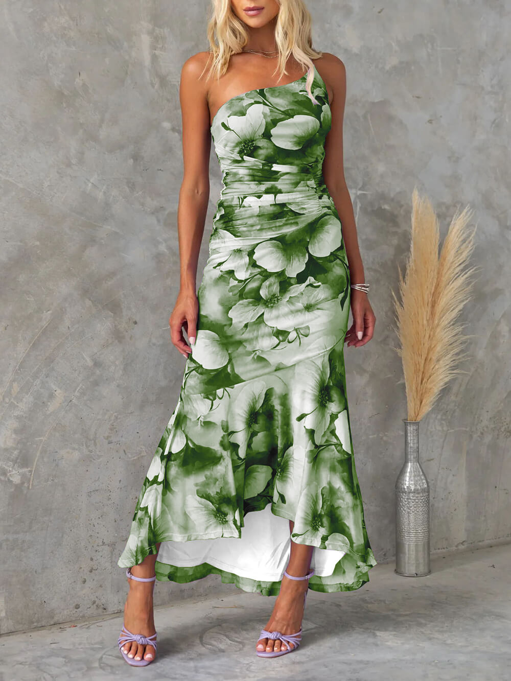 Schönes, lässiges, schulterfreies, elastisches, schmales, unregelmäßiges Maxikleid mit Blumendruck