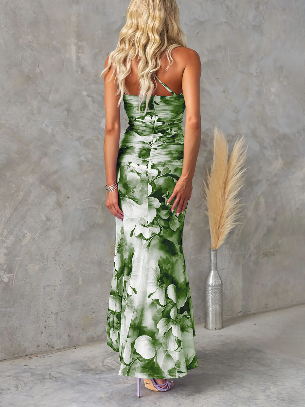 Schönes, lässiges, schulterfreies, elastisches, schmales, unregelmäßiges Maxikleid mit Blumendruck