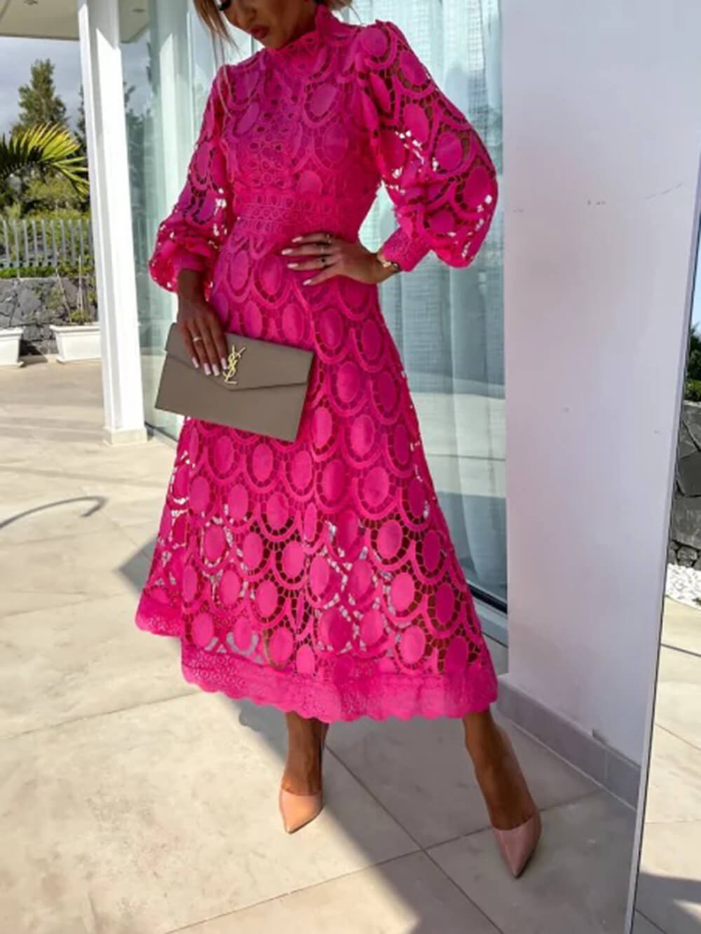 Robe mi-longue en dentelle française à col montant et manches bouffantes cintrée à la taille