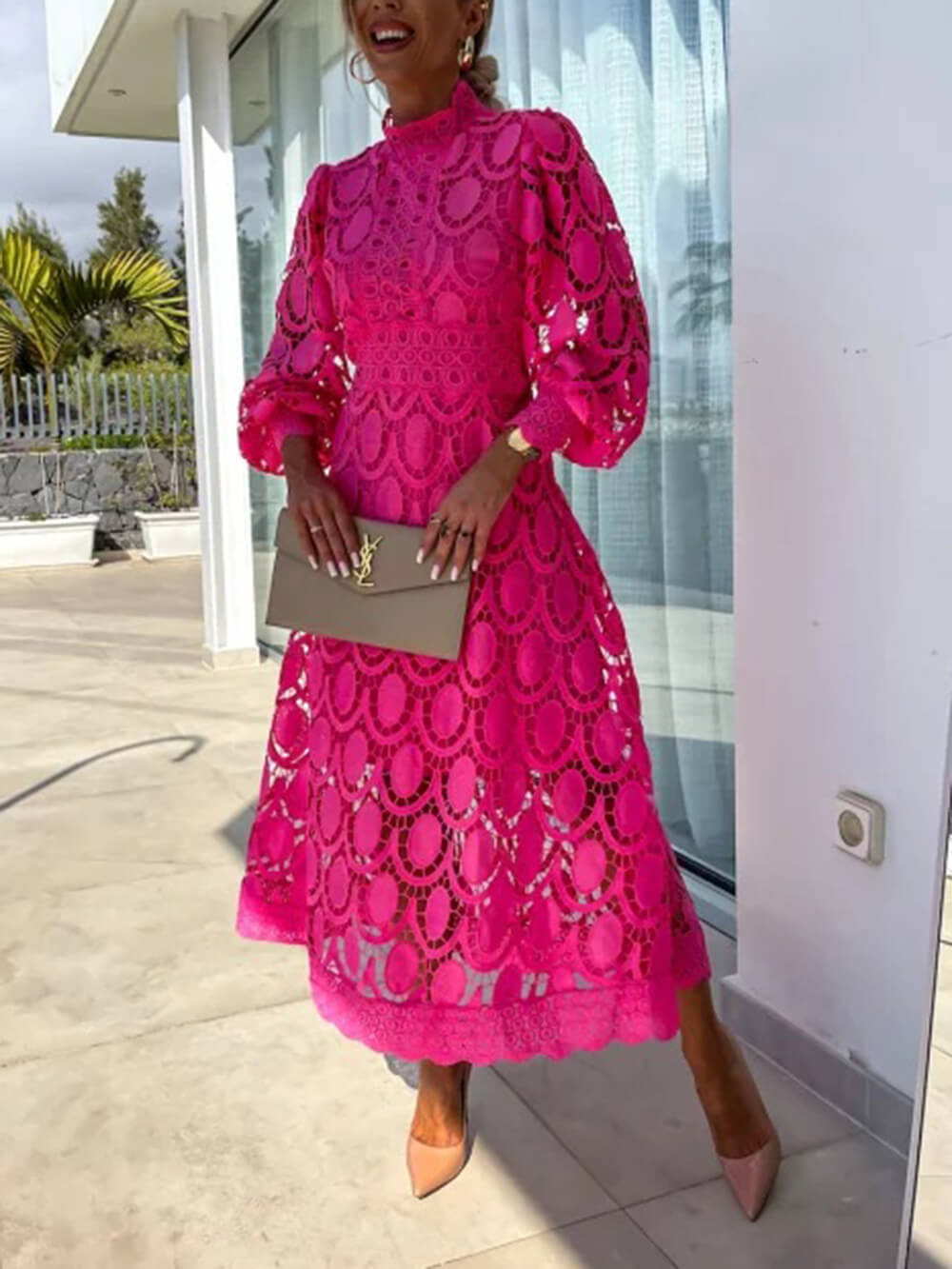 Robe mi-longue en dentelle française à col montant et manches bouffantes cintrée à la taille