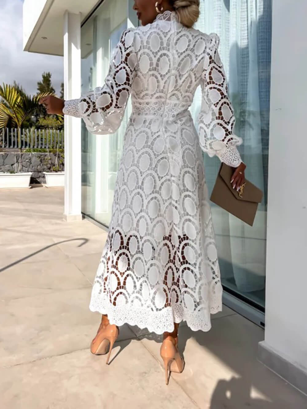 Robe mi-longue en dentelle française à col montant et manches bouffantes cintrée à la taille