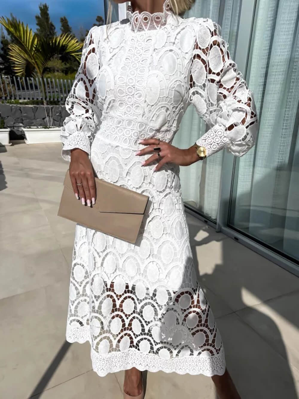 Robe mi-longue en dentelle française à col montant et manches bouffantes cintrée à la taille