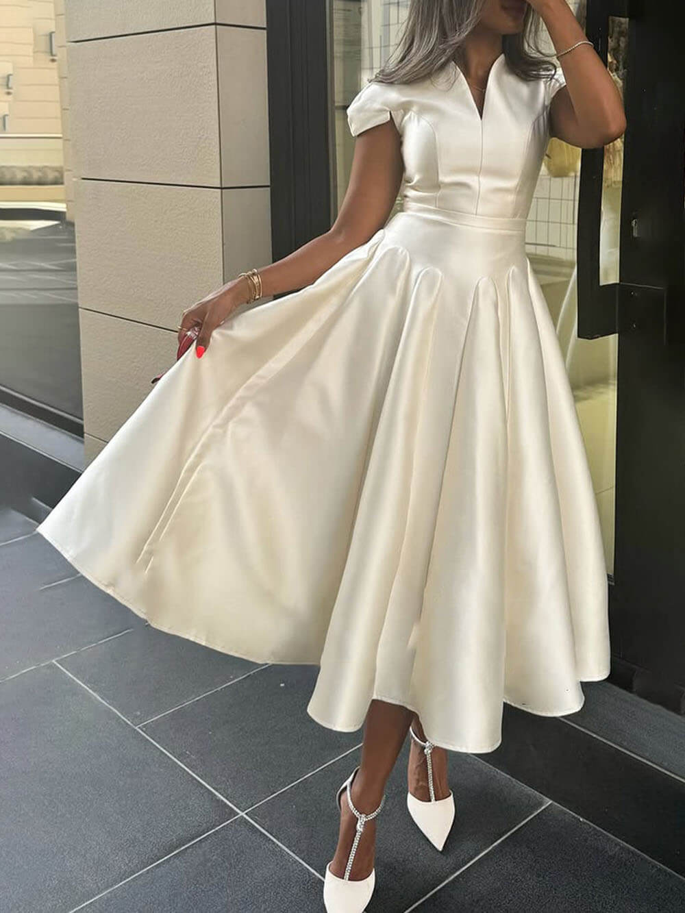 Robe mi-longue plissée élégante à col en V et taille haute