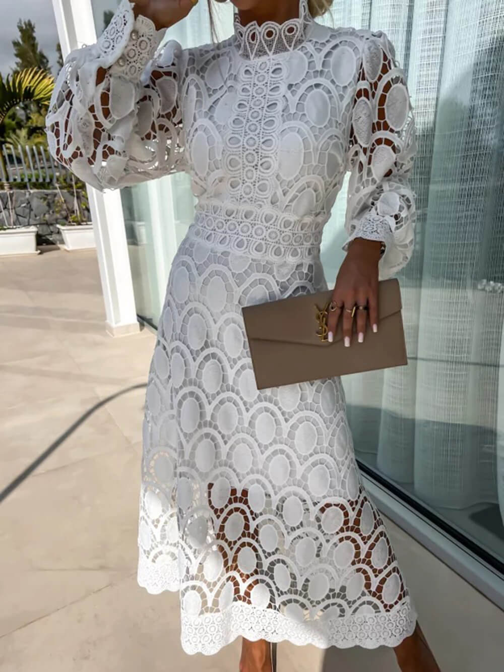 Robe mi-longue en dentelle française à col montant et manches bouffantes cintrée à la taille