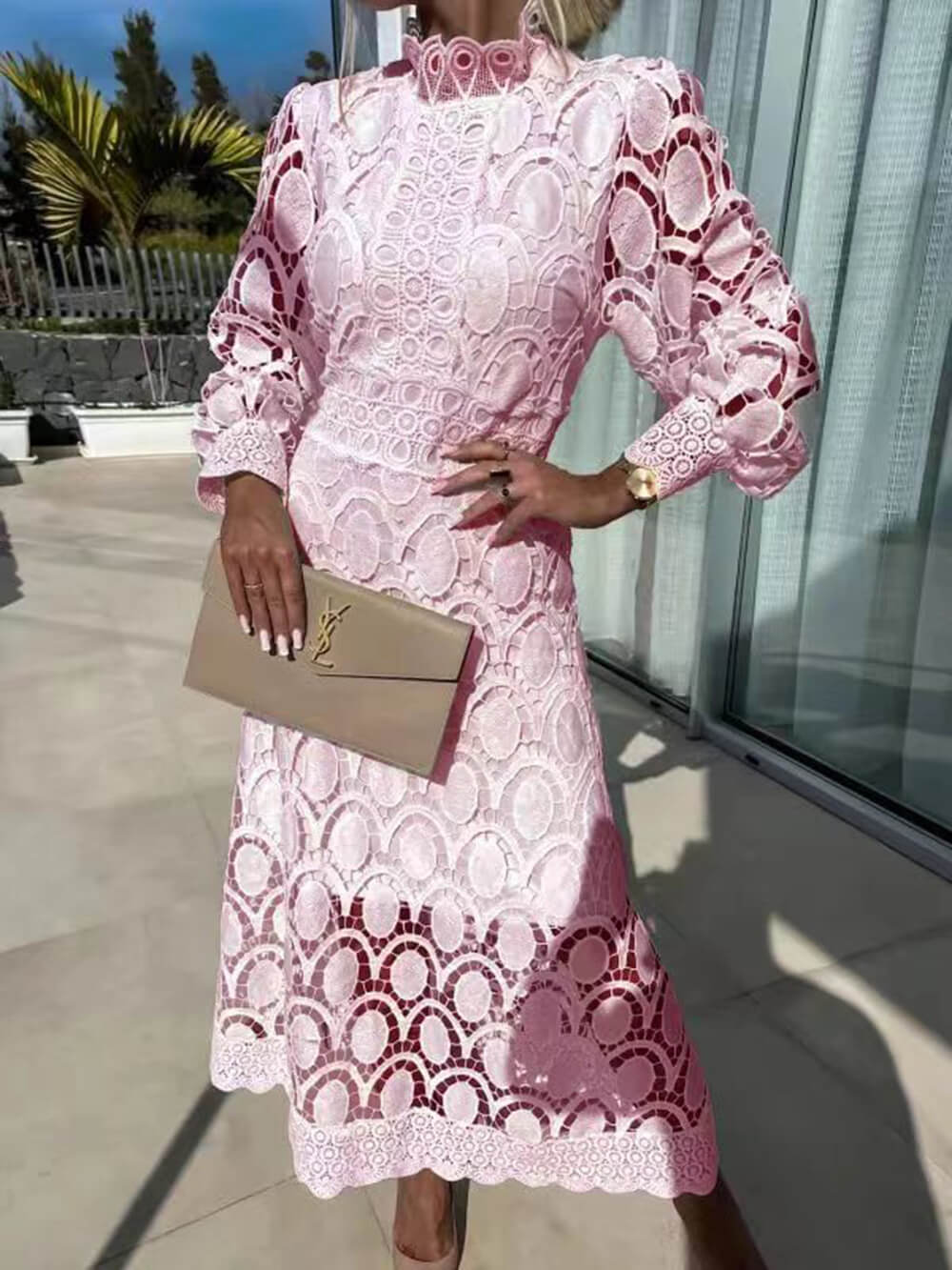 Robe mi-longue en dentelle française à col montant et manches bouffantes cintrée à la taille