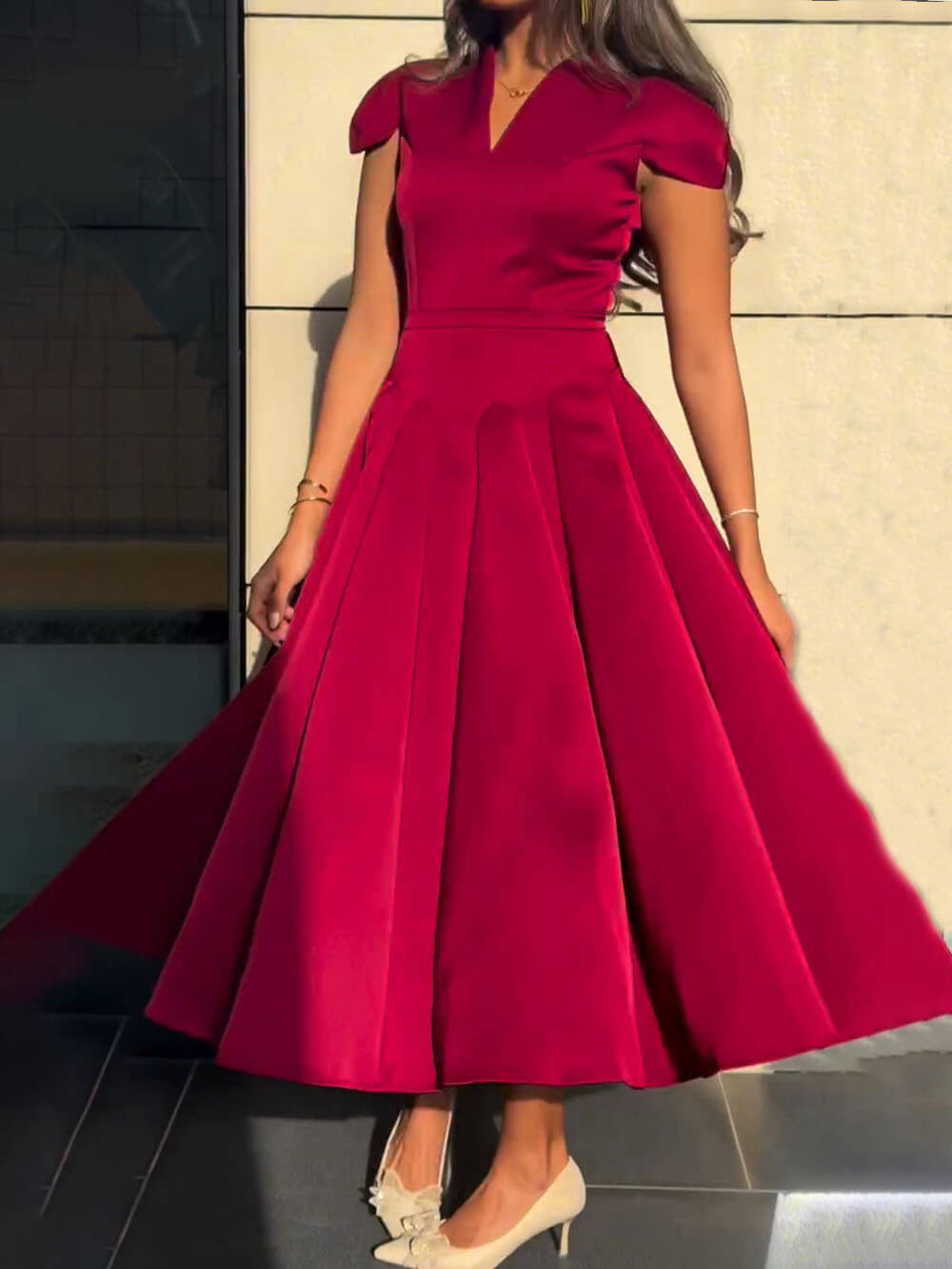 Robe mi-longue plissée élégante à col en V et taille haute