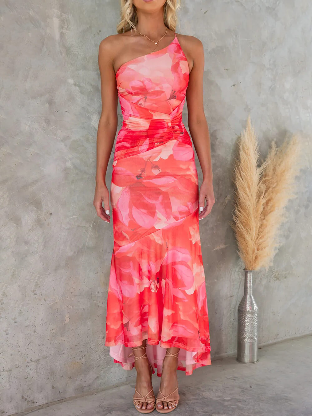 Schönes, lässiges, schulterfreies, elastisches, schmales, unregelmäßiges Maxikleid mit Blumendruck