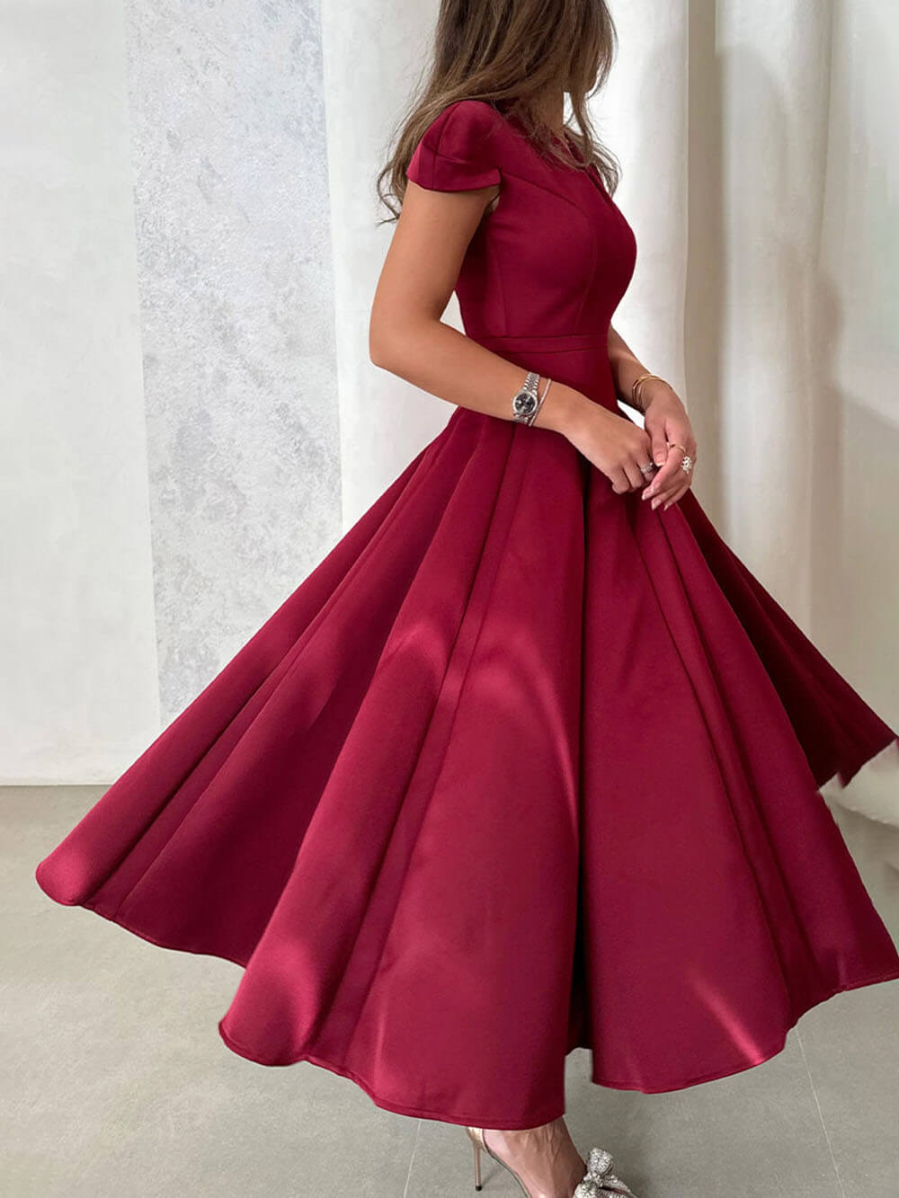 Robe mi-longue plissée élégante à col en V et taille haute