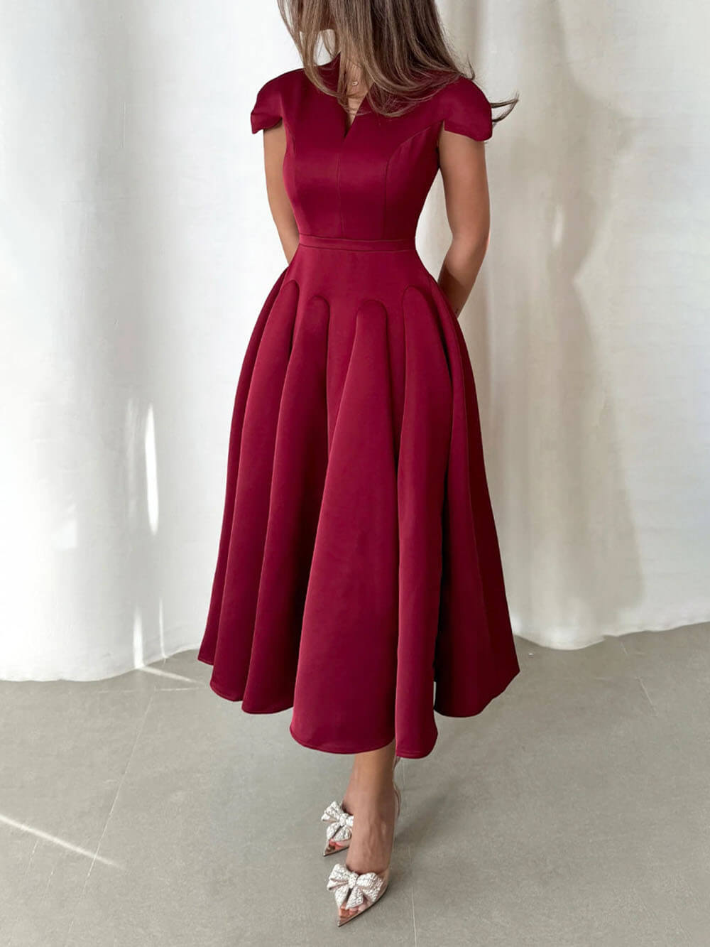 Robe mi-longue plissée élégante à col en V et taille haute
