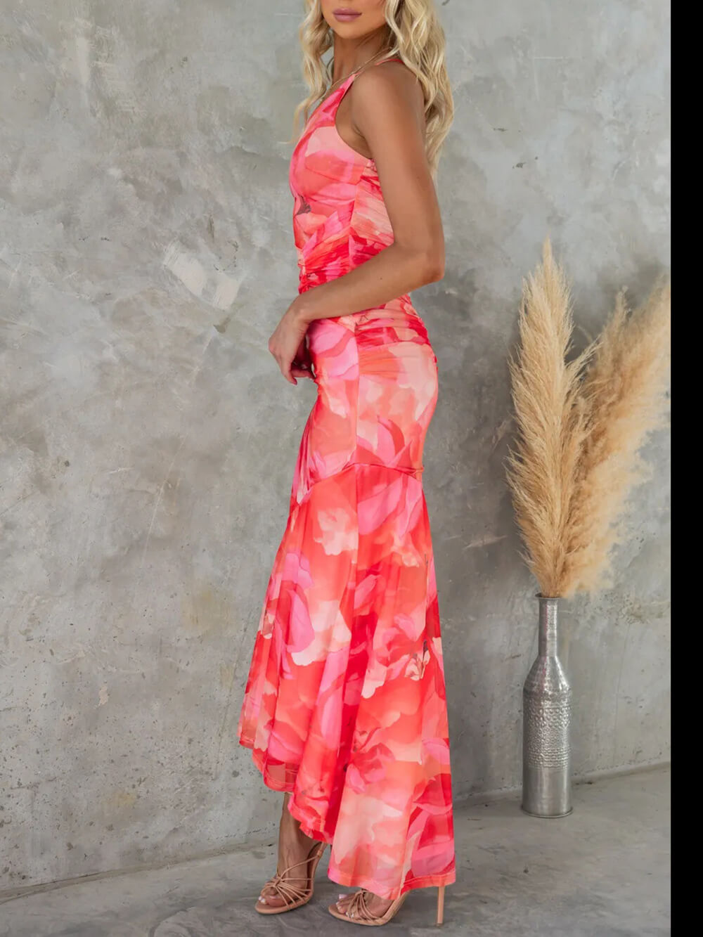 Schönes, lässiges, schulterfreies, elastisches, schmales, unregelmäßiges Maxikleid mit Blumendruck