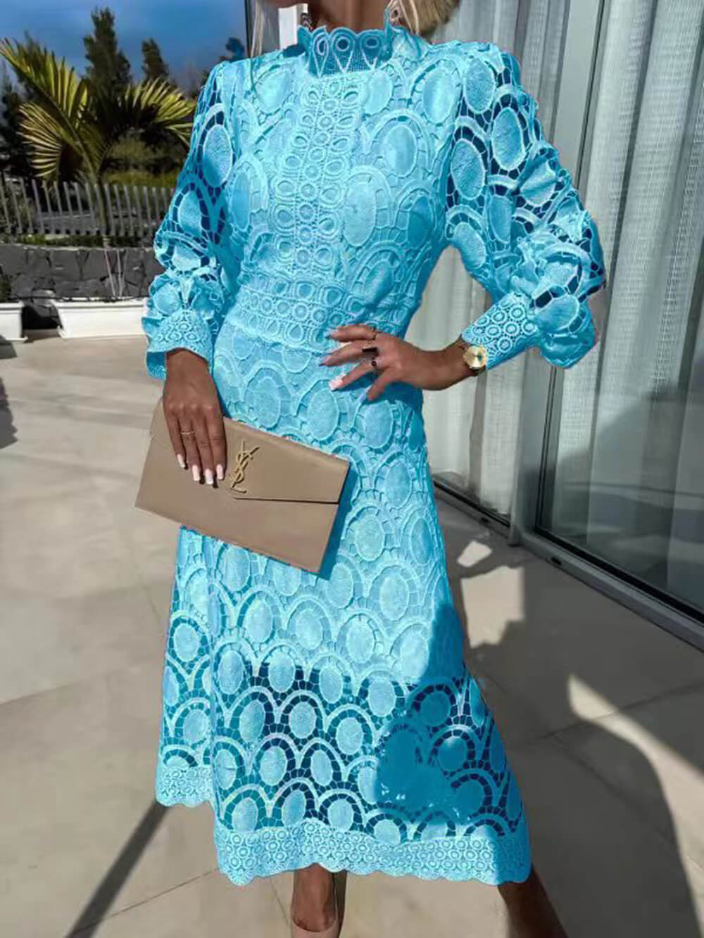 Robe mi-longue en dentelle française à col montant et manches bouffantes cintrée à la taille