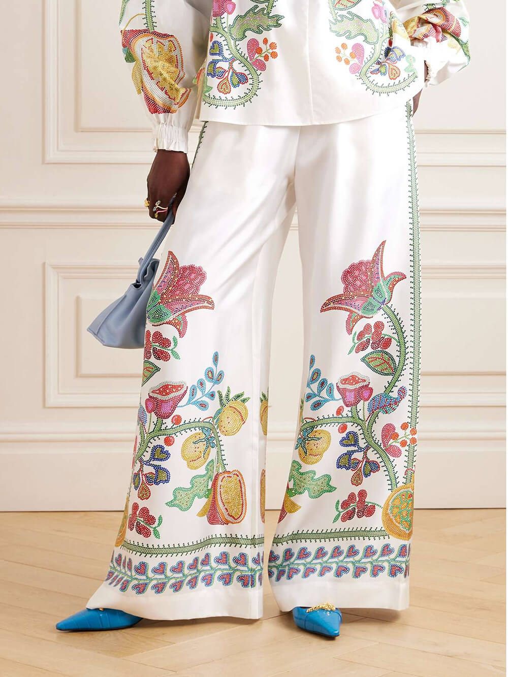 Chemisier ample à volants en satin fleuri et col papillon unique