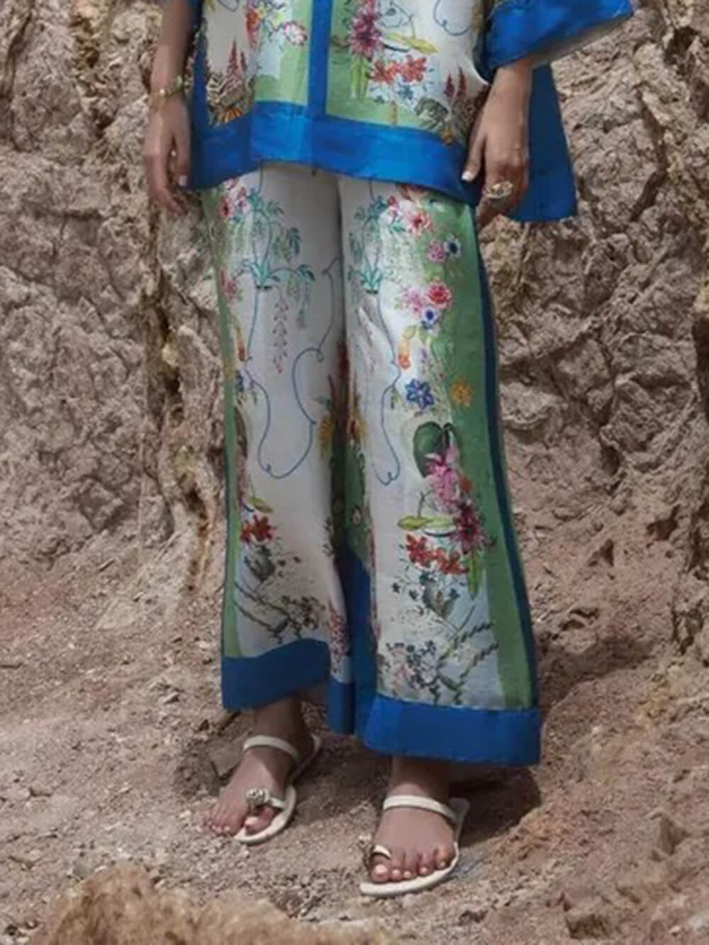 Moderne Satinhose mit weitem Bein und Blumen-Patchwork