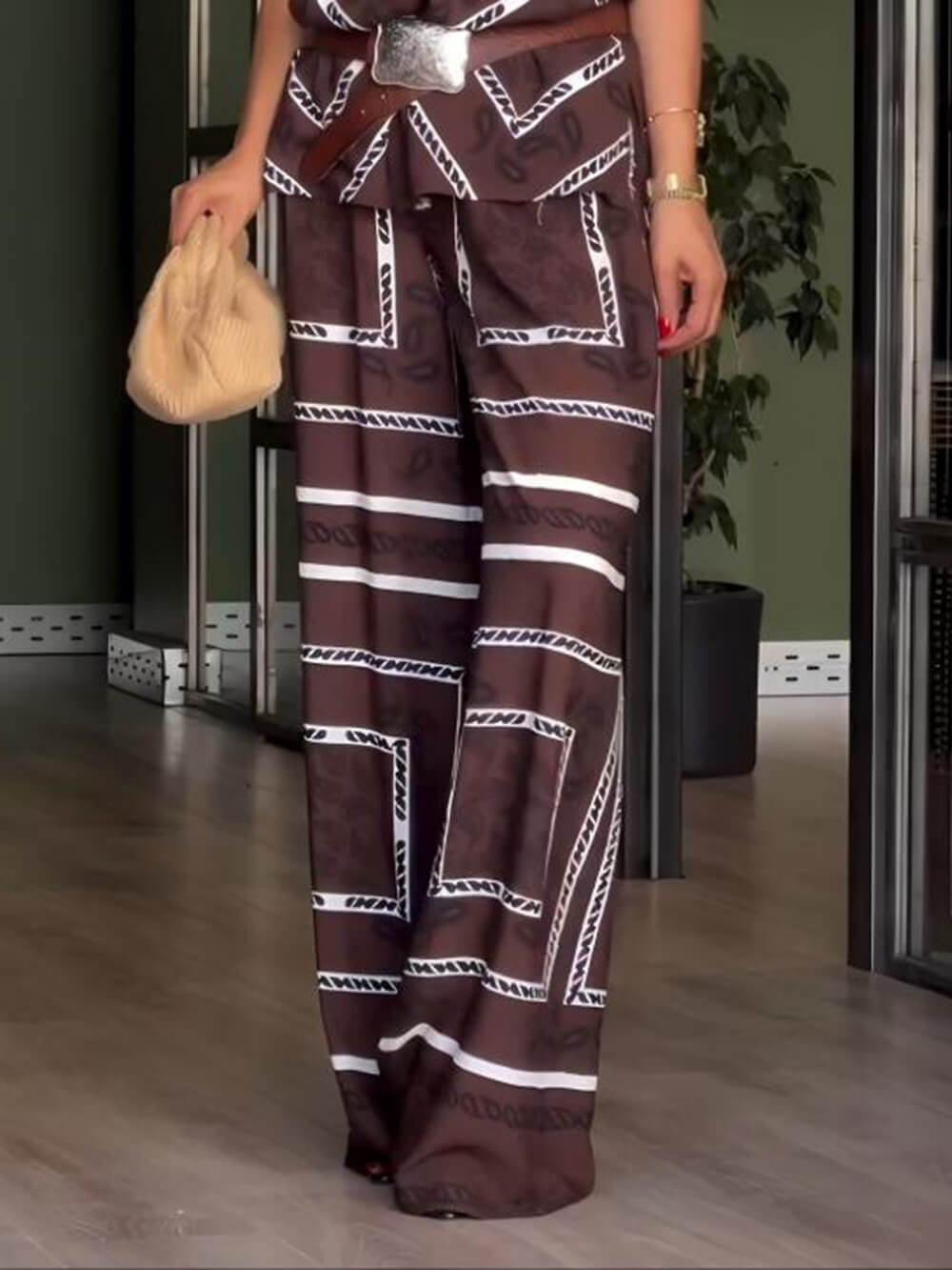 Hose mit weitem Bein und hoch taillierten Taschen und einzigartigem Musterdruck