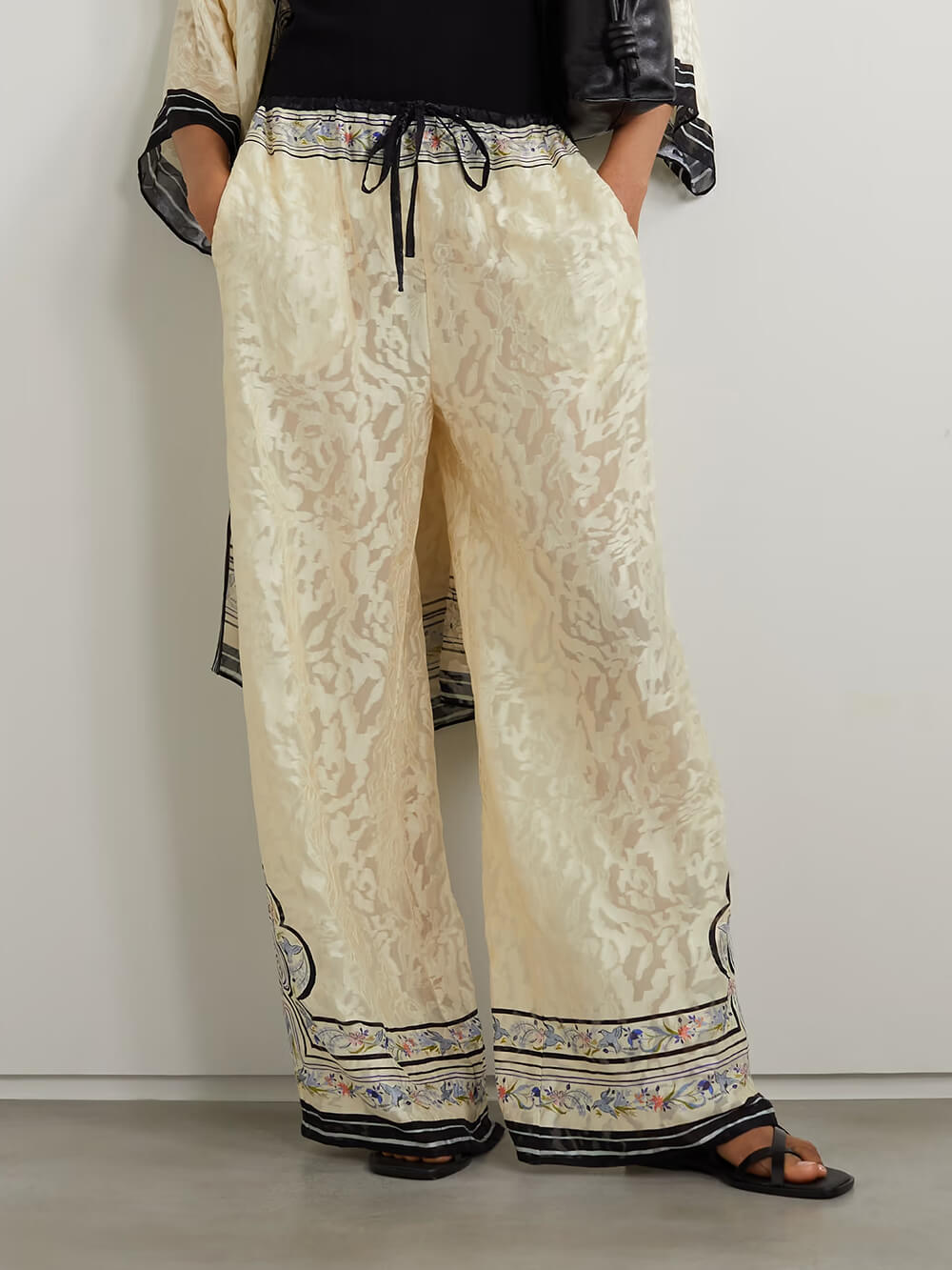 Satinhose mit weitem Bein und Schnürung und elastischer Taille mit einzigartigem Druck