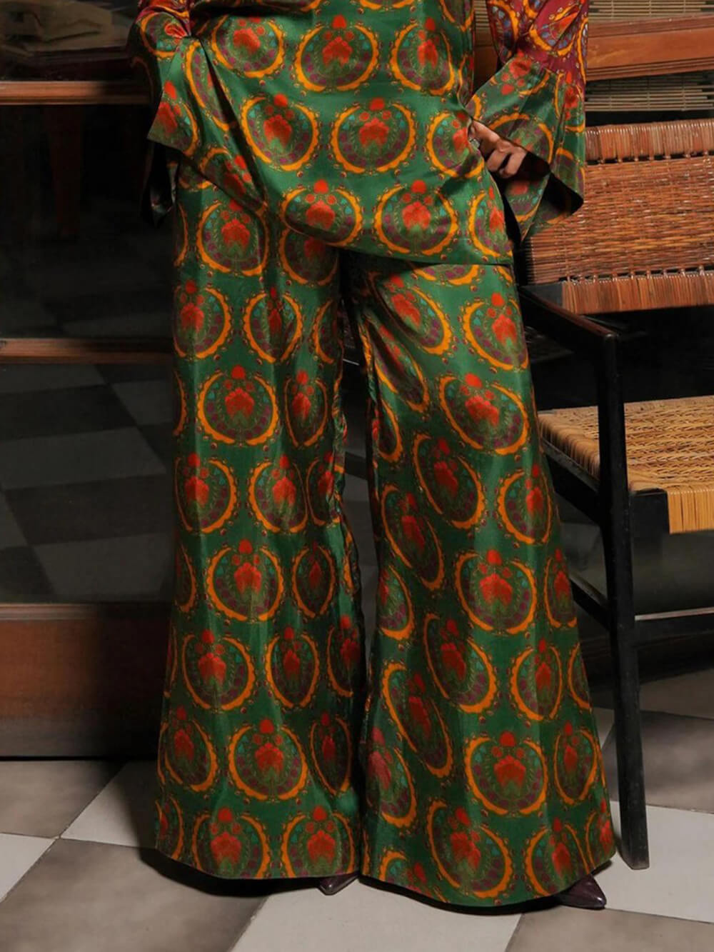 Einzigartige, lockere Hose aus Satin mit breitem Bein und Ethno-Print und elastischer Taille