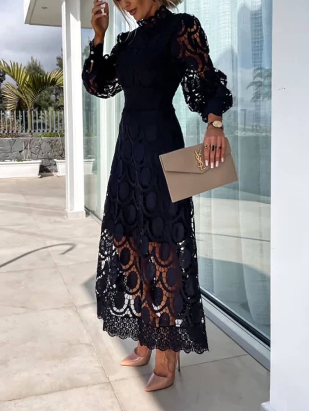 Robe mi-longue en dentelle française à col montant et manches bouffantes cintrée à la taille