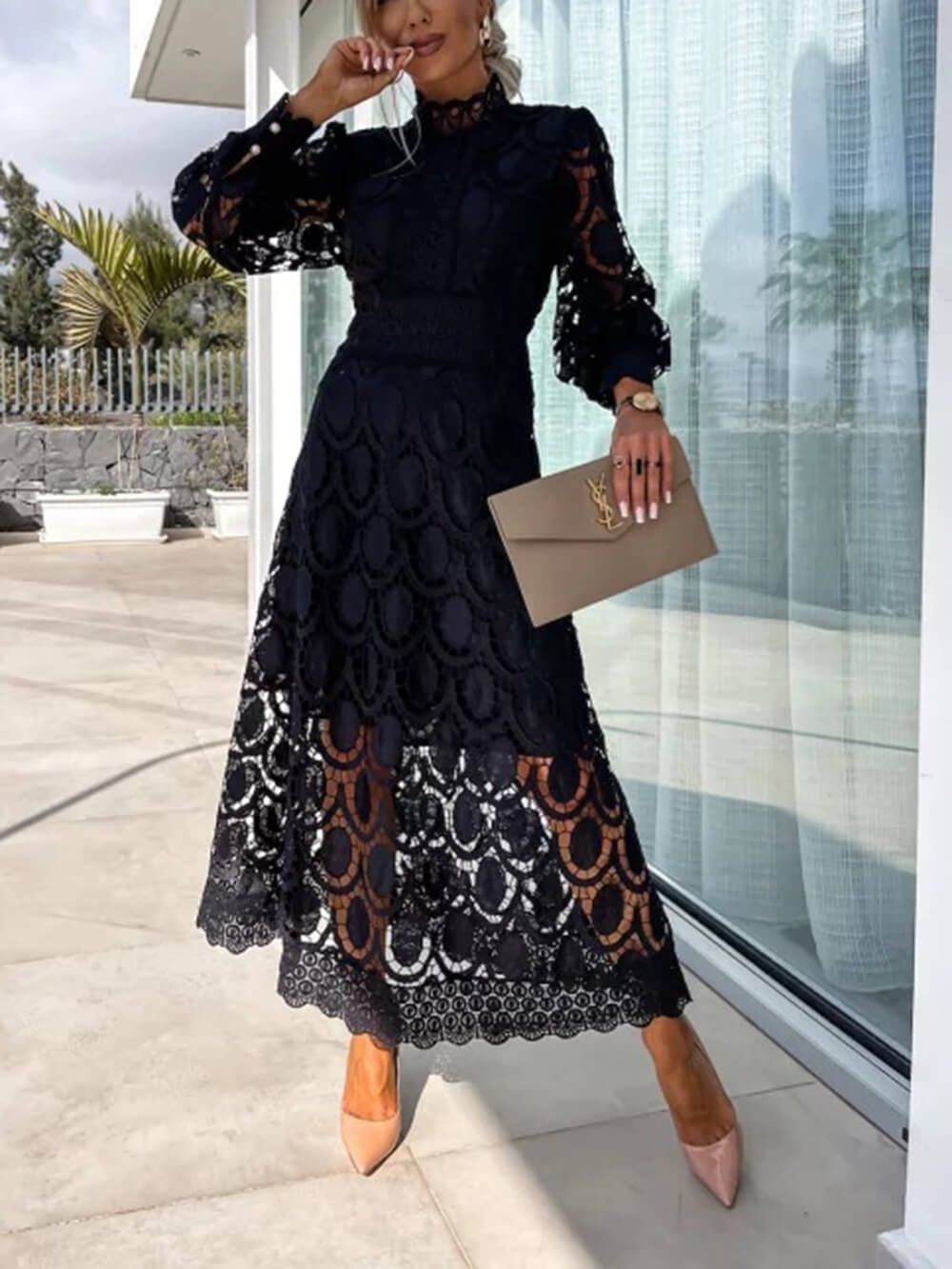 Robe mi-longue en dentelle française à col montant et manches bouffantes cintrée à la taille