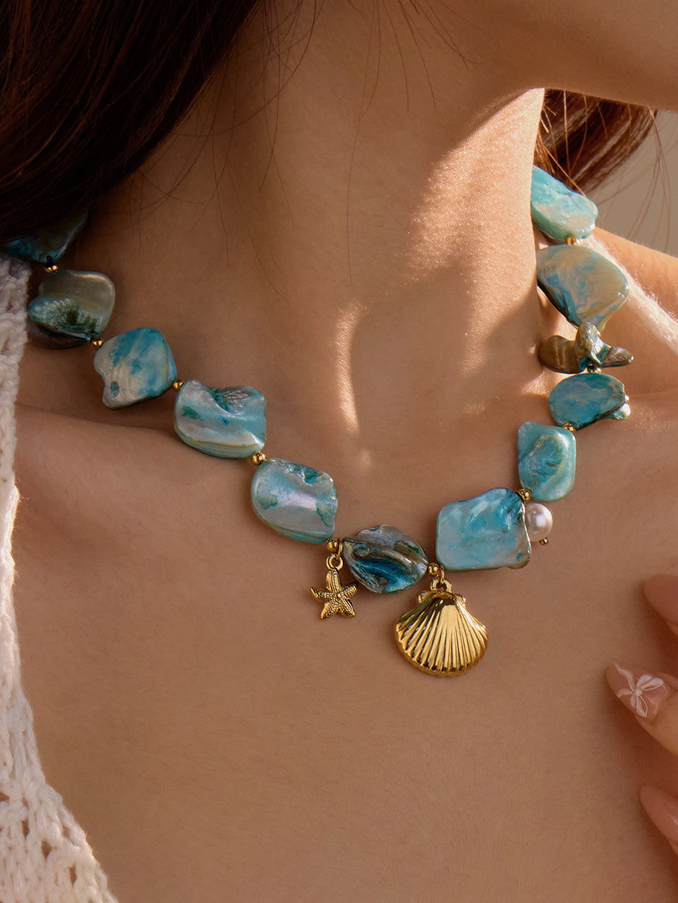 Halskette mit blauen Muscheln und Seesternen im Ozean-Stil