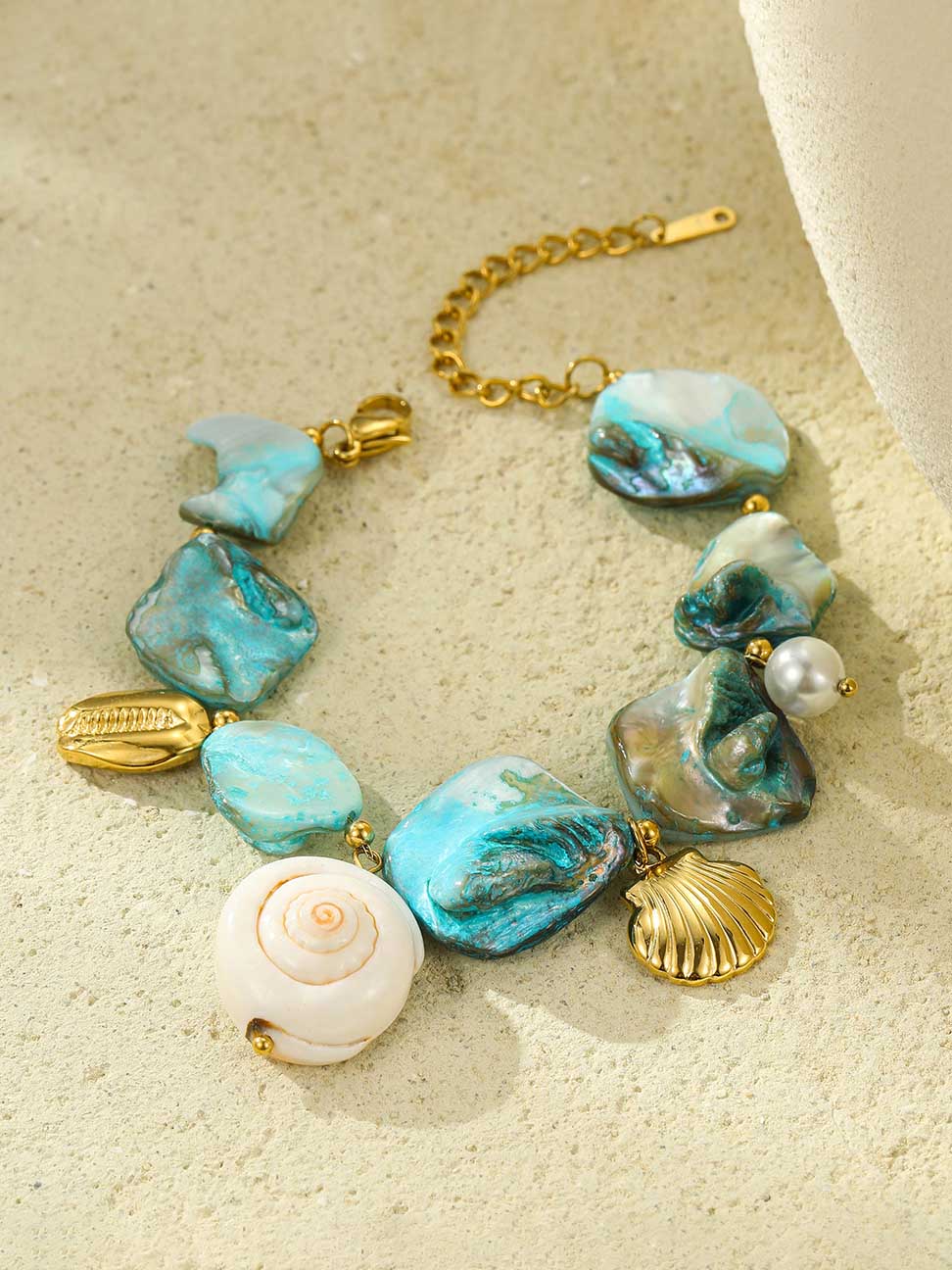 Muschelperlenarmband im Strandstil