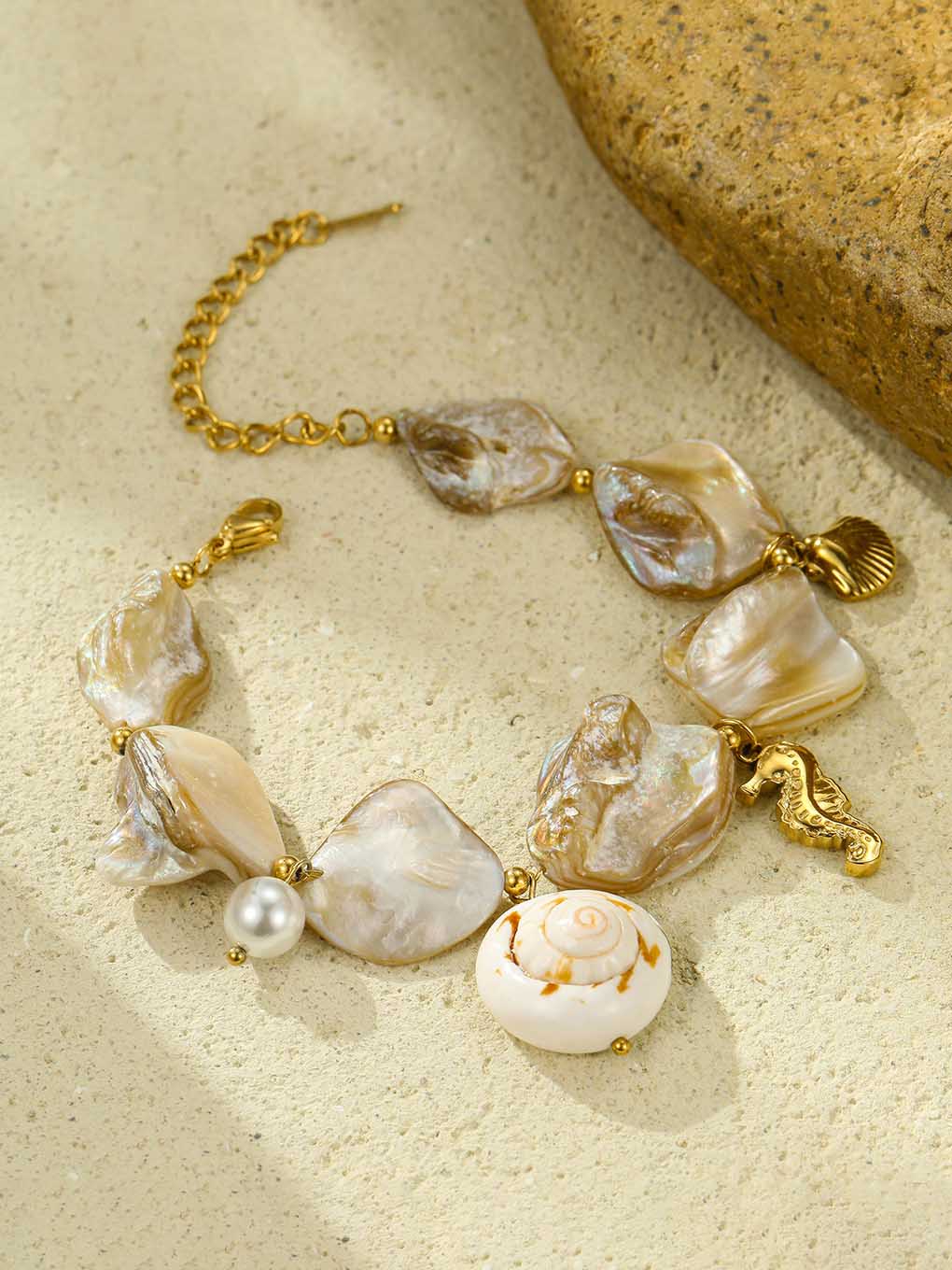 Muschelperlenarmband im Strandstil