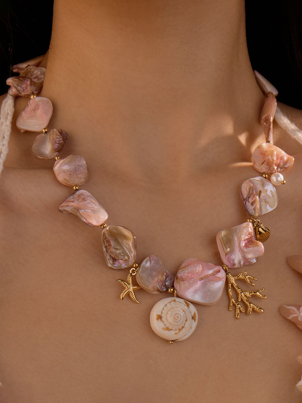 Halskette mit blauen Muscheln und Seesternen im Ozean-Stil