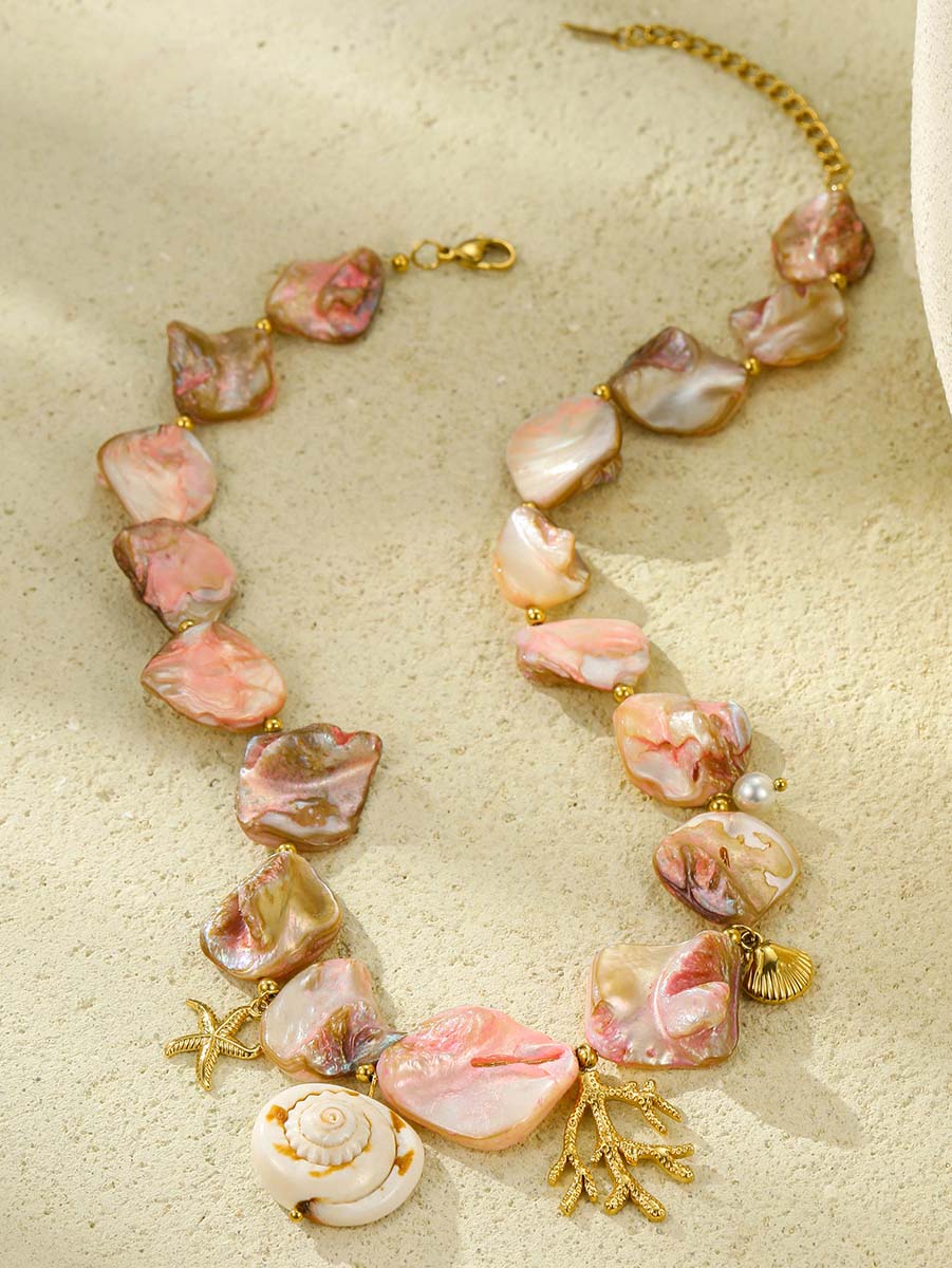 Halskette mit blauen Muscheln und Seesternen im Ozean-Stil