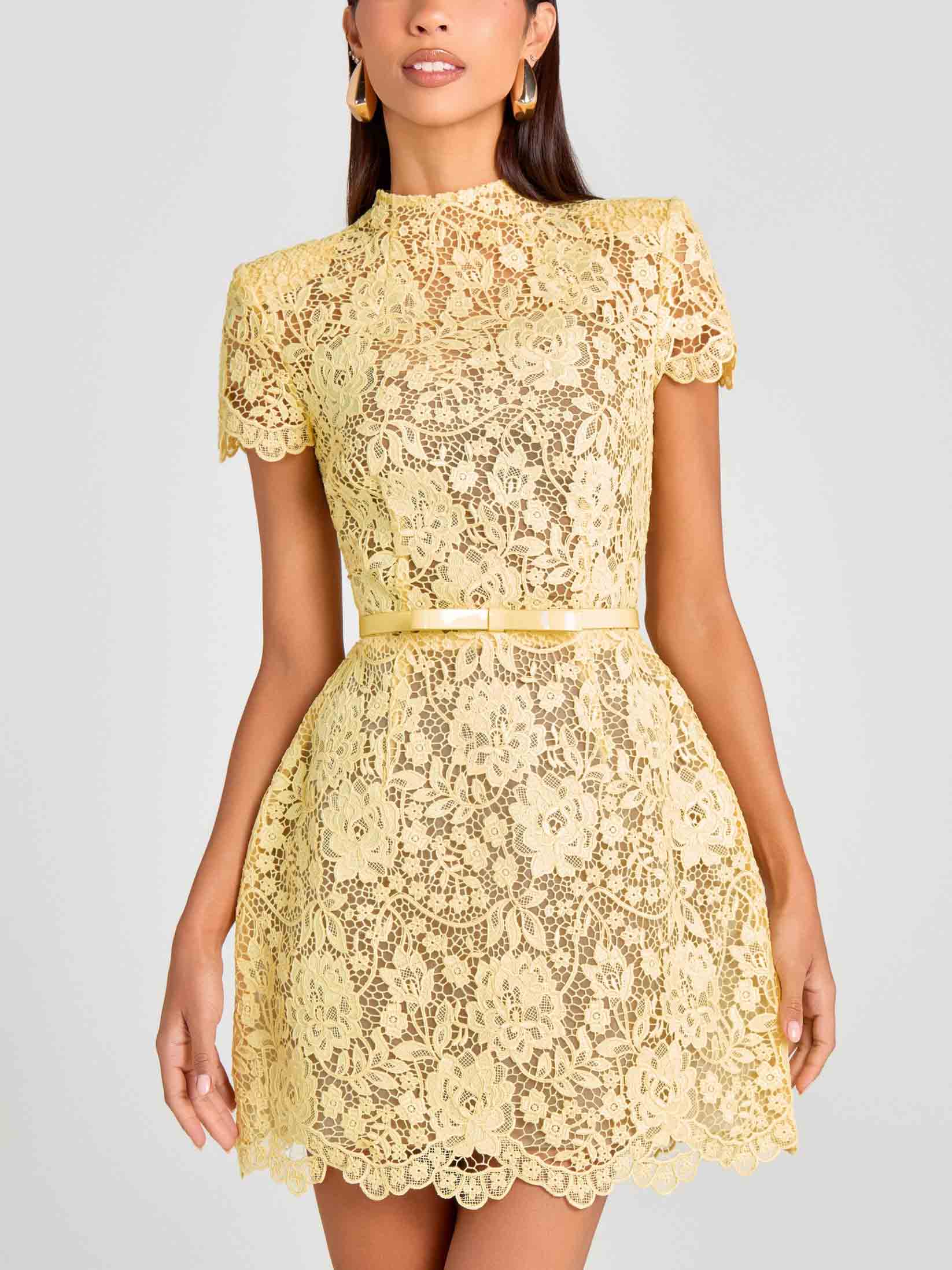 Elegantes kurzärmliges Minikleid aus floraler Spitze