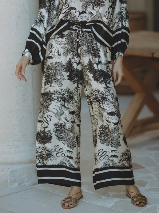 Lockere Hose mit weitem Bein und Satin-Jungle-Blumendruck
