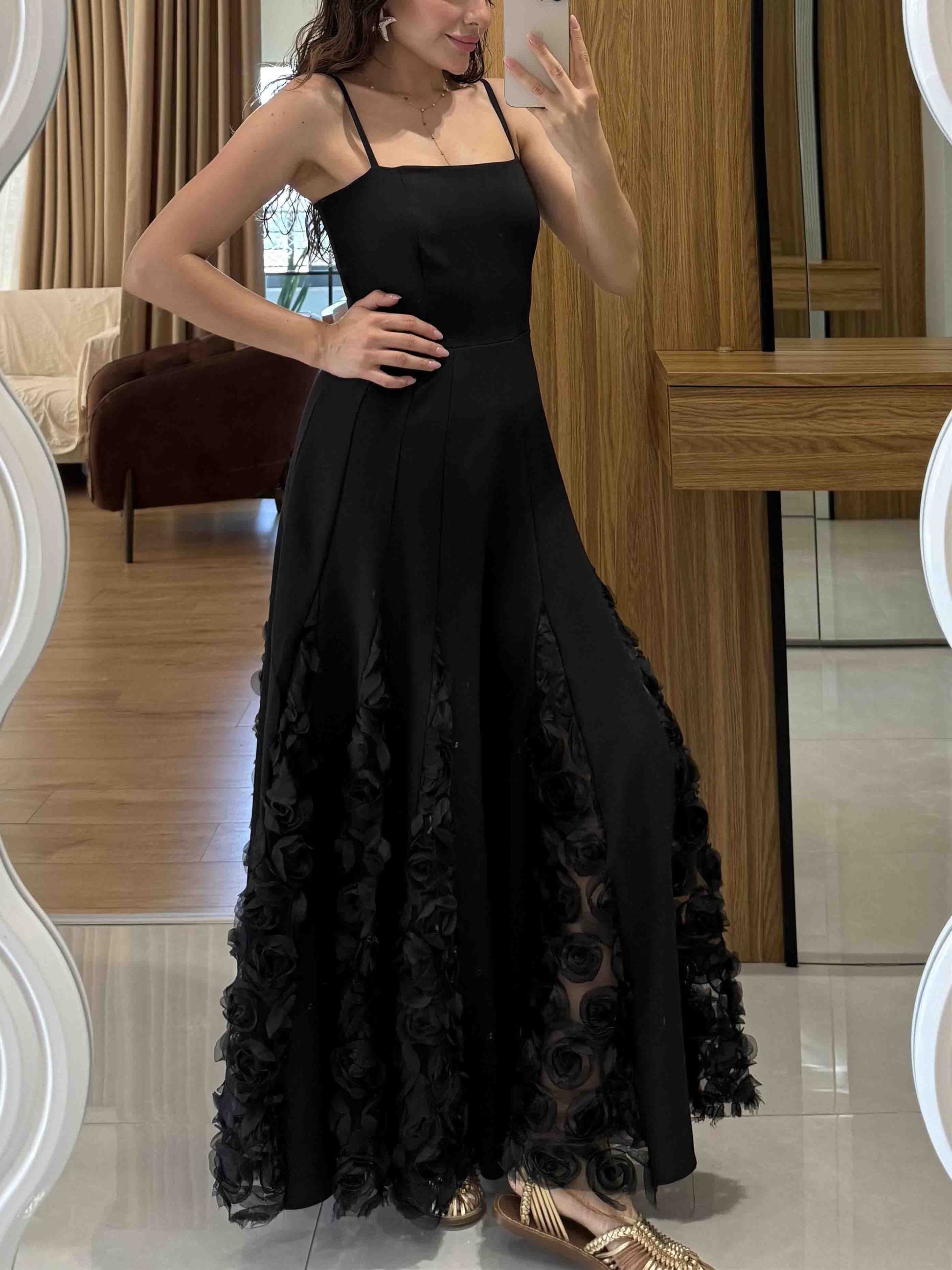 Robe mi-longue élégante à bretelles spaghetti et appliques florales roses
