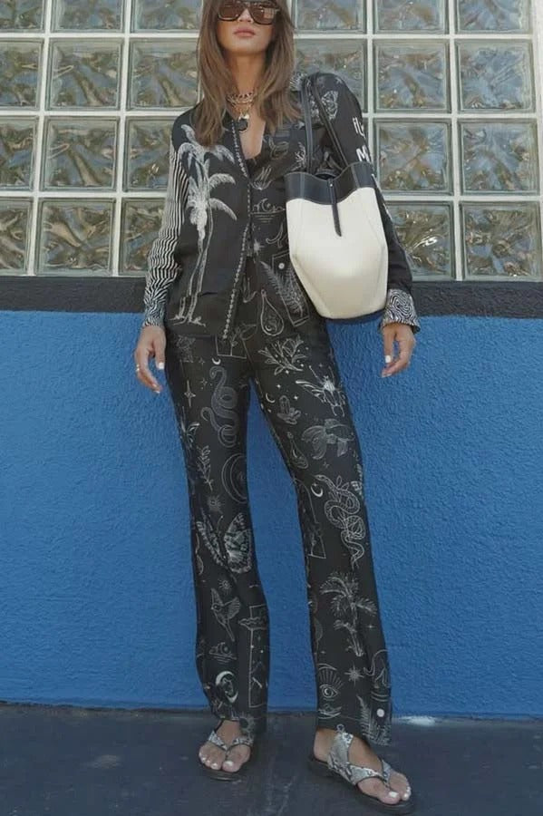 Set aus langärmliger Bluse und Hose mit weitem Bein und Tasche in der elastischen Taille von Black Magic aus Satin mit einzigartigem Aufdruck