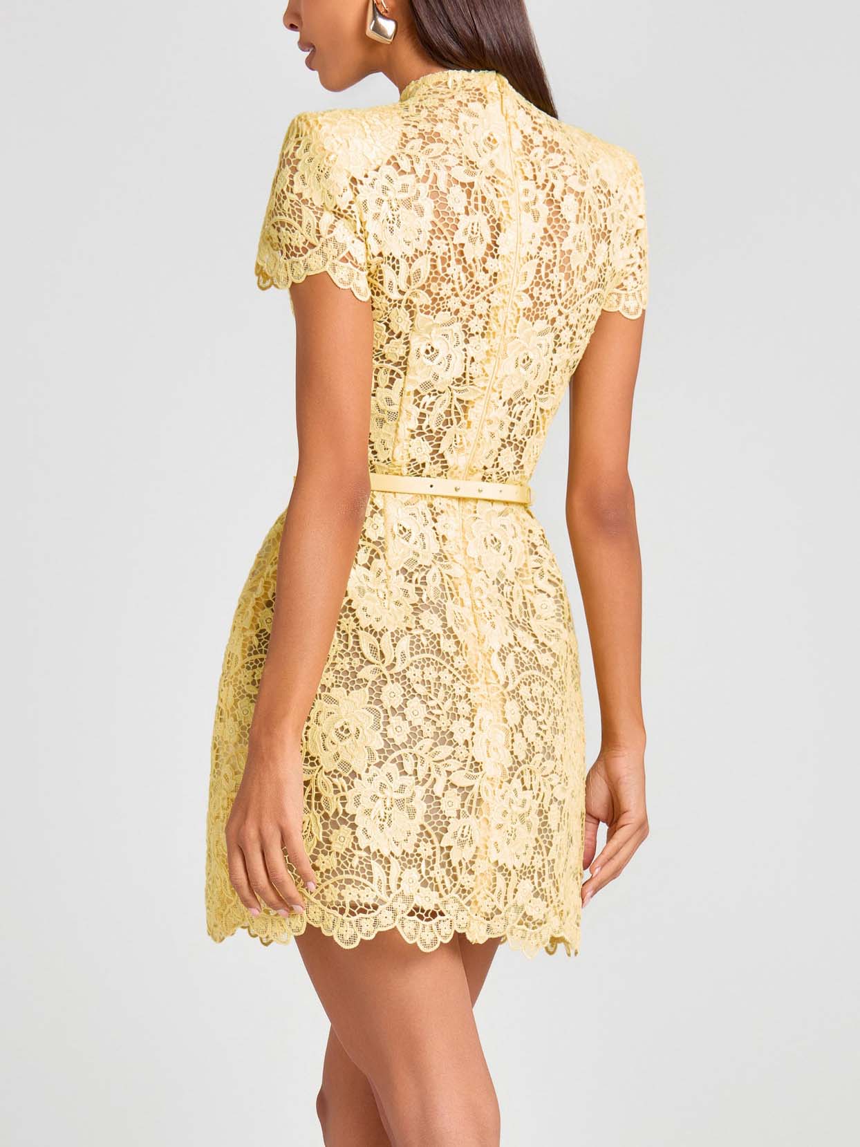Elegantes kurzärmliges Minikleid aus floraler Spitze