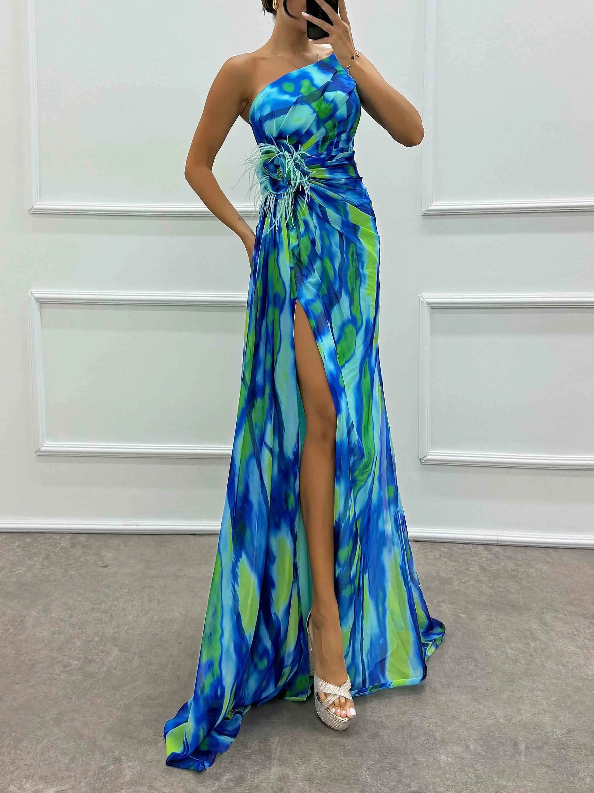 Elegantes Maxikleid mit Blumenmuster und Federrosen