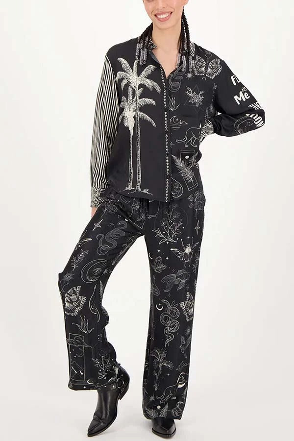 Set aus langärmliger Bluse und Hose mit weitem Bein und Tasche in der elastischen Taille von Black Magic aus Satin mit einzigartigem Aufdruck