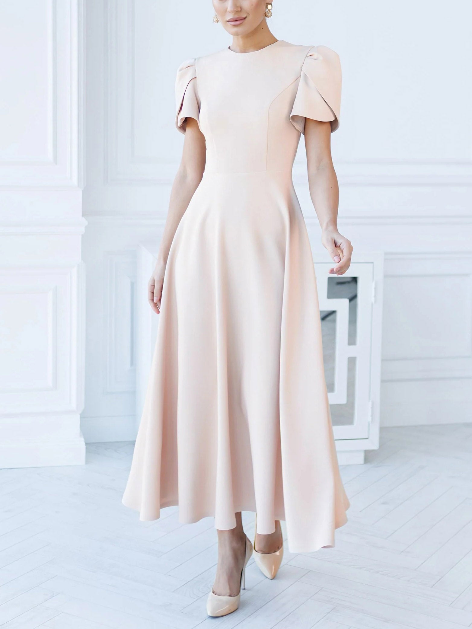 Robe mi-longue élégante à col haut et manches bourgeons