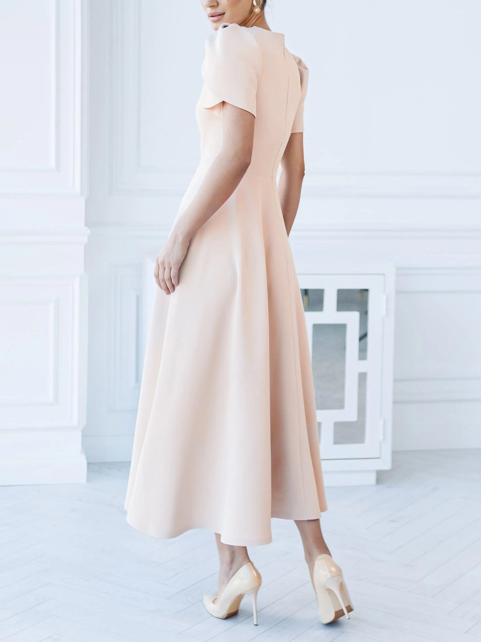 Robe mi-longue élégante à col haut et manches bourgeons