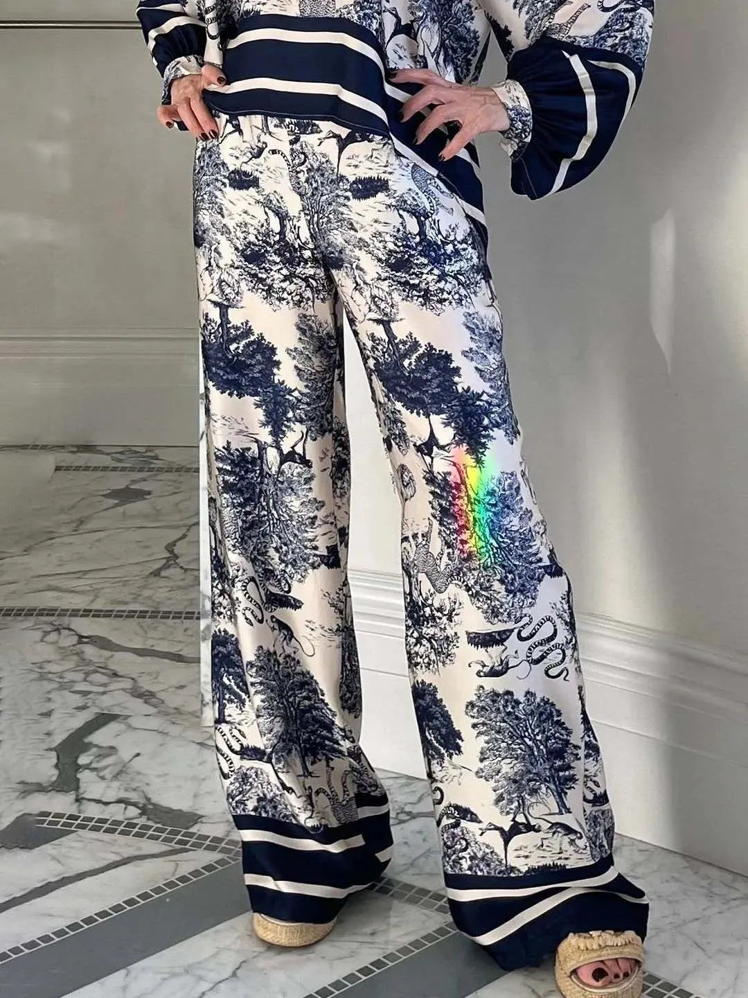 Lockere Hose mit weitem Bein und Satin-Jungle-Blumendruck