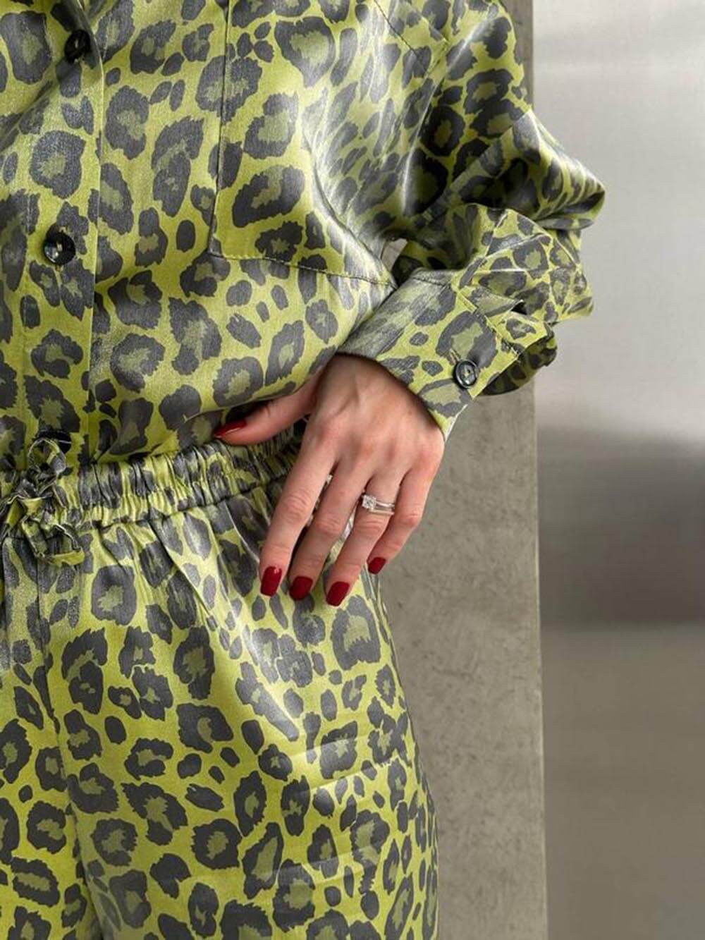 Einzigartiges Set aus langärmligem Oberteil mit Leopardenmuster und lockerer Hose mit elastischer Taille und Bindegürtel
