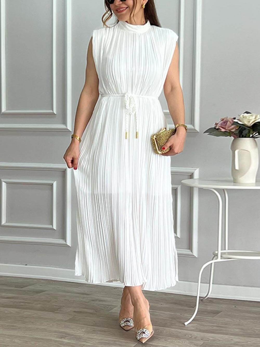 Robe mi-longue plissée élégante à col mi-haut et à nouer