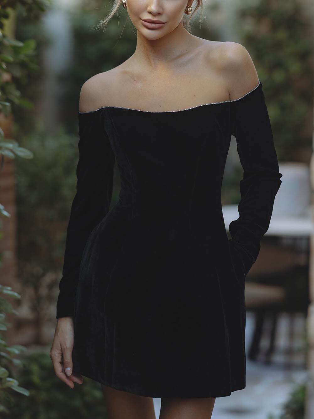 Exquisites schulterfreies Minikleid mit langen Ärmeln und Taschen und Glitzerbesatz