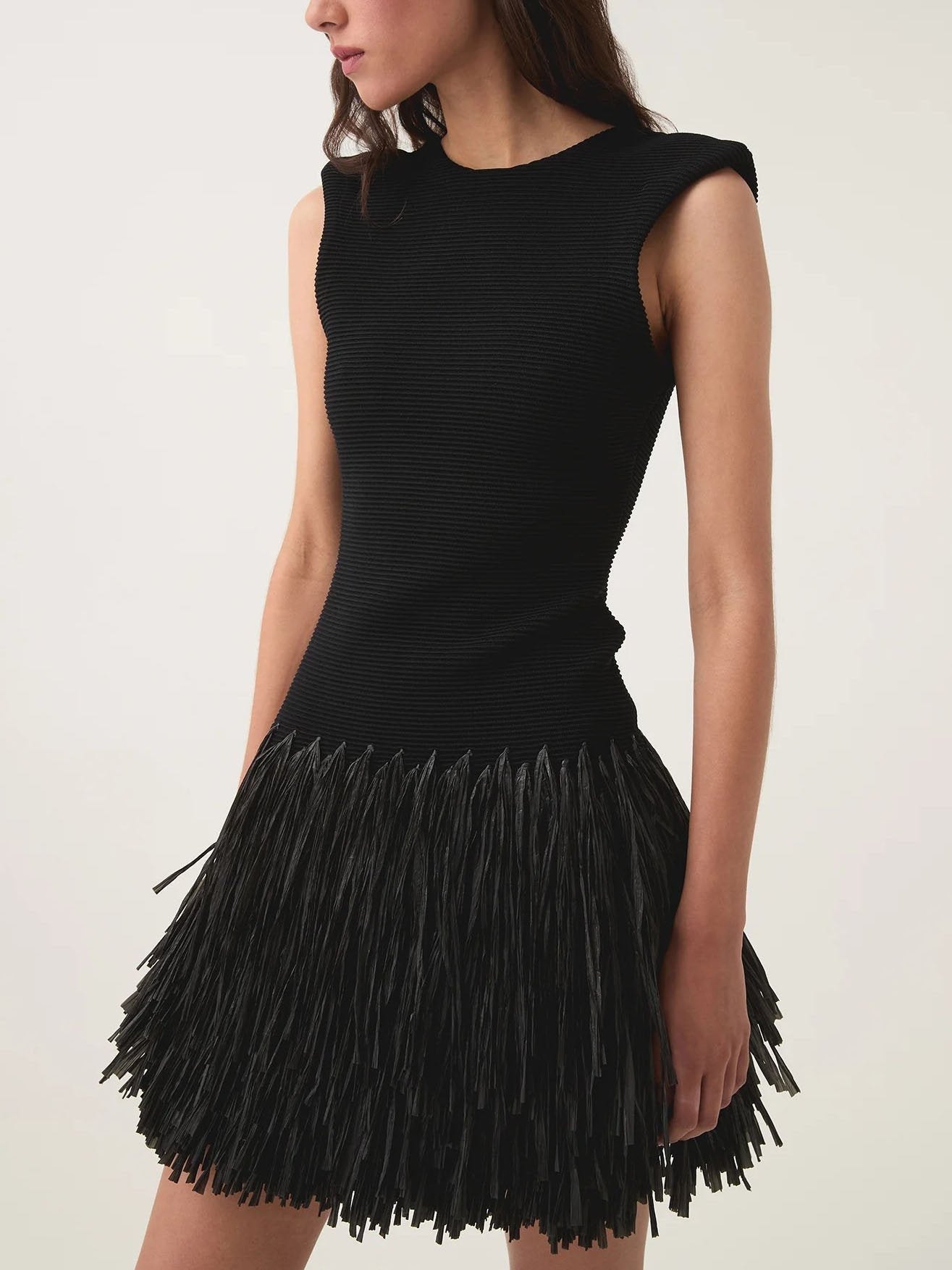Elegantes Minikleid aus Raffia-Strick mit Fransen