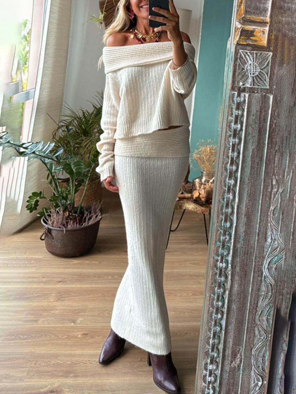 Lässiges Set aus schulterfreiem, langärmligem Pullover aus Rippstrick und Stretch-Maxirock