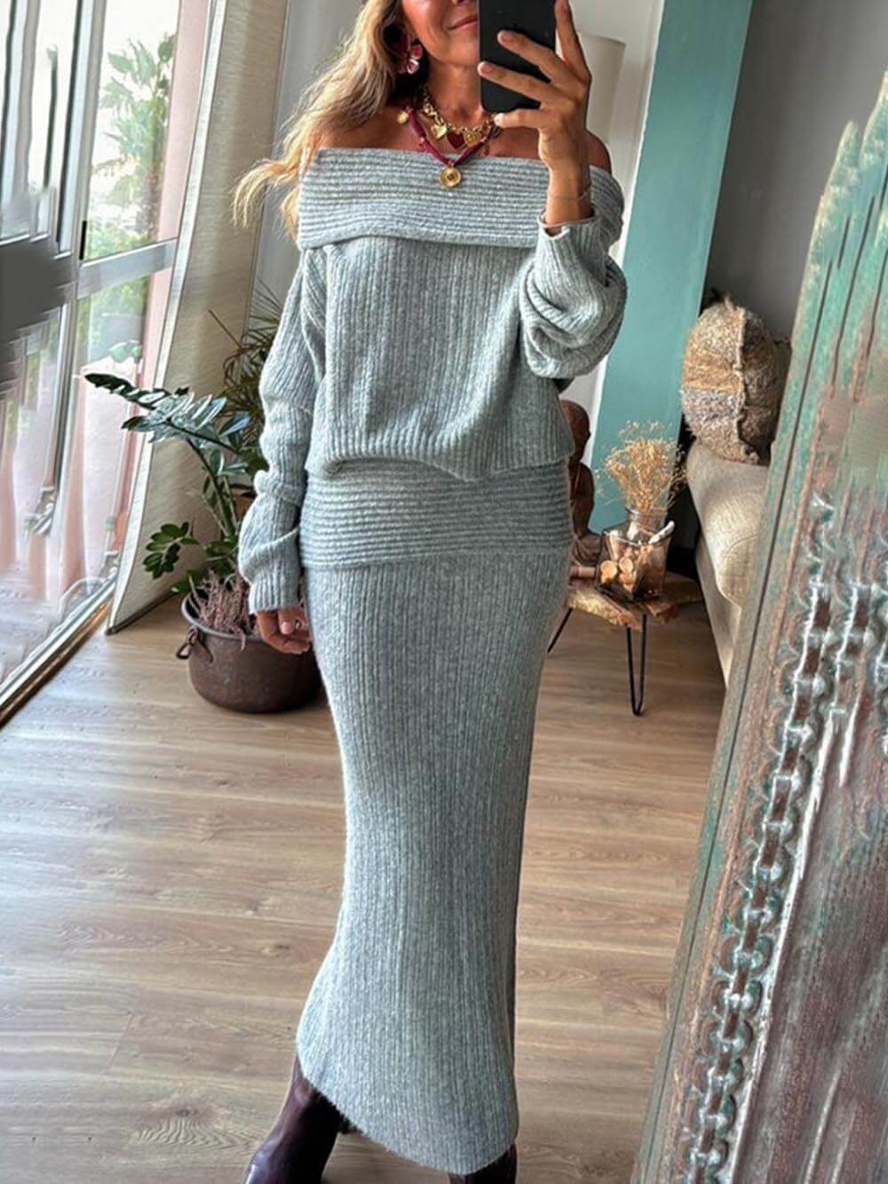 Lässiges Set aus schulterfreiem, langärmligem Pullover aus Rippstrick und Stretch-Maxirock